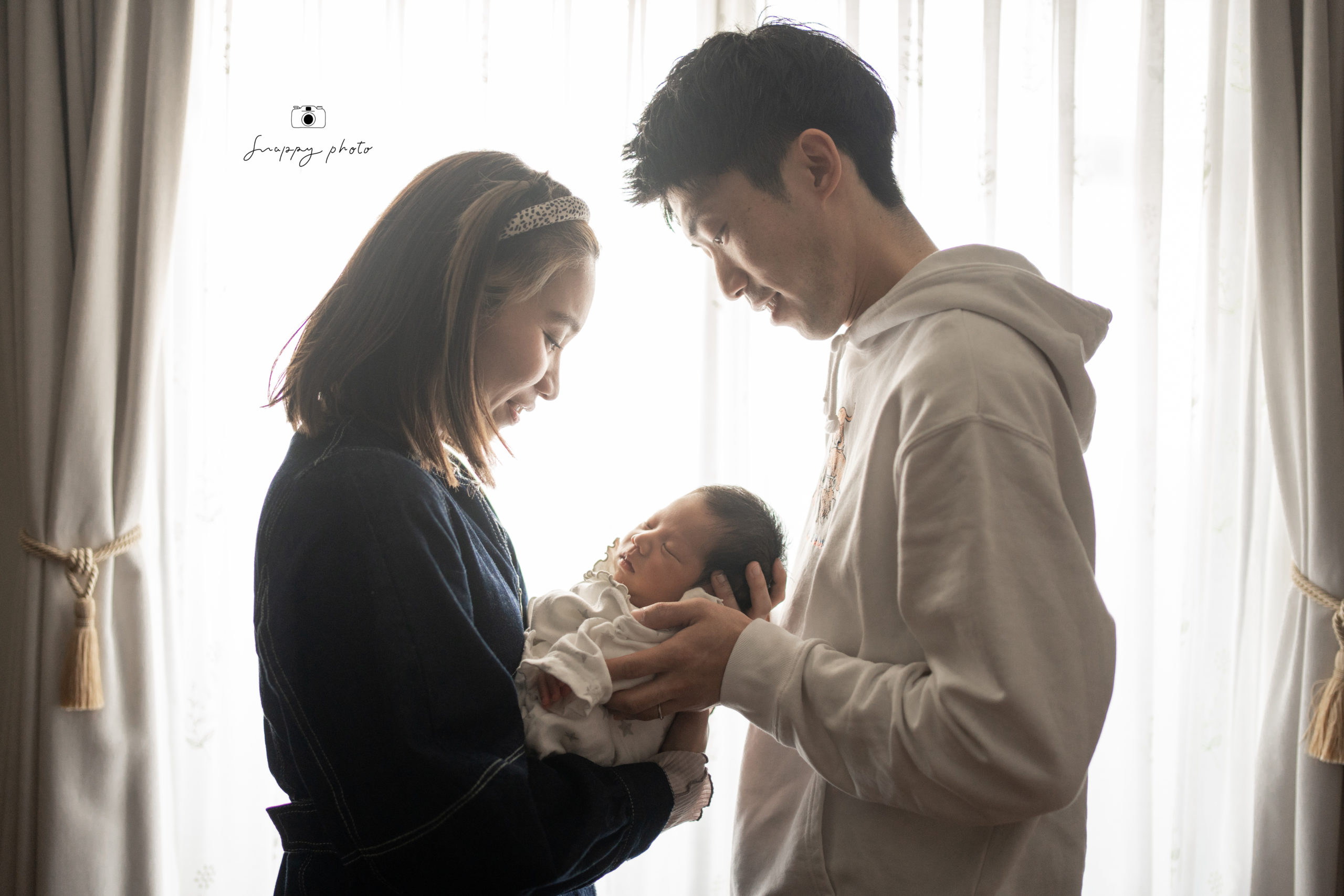 画像 大阪の自宅でくつろぐ家族と新生児の撮影
